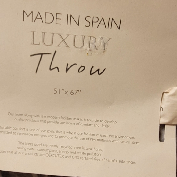 Made in Spain Luxury Gray Throw Blanket 51x67" w Wooden Hanger New - Picture 2 of 6